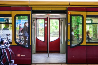 BERLIN - 18 Mayıs 2015 'te Berlin, Almanya' da U-Bahn metro istasyonuna çarptırılmış. Berlin U-Bahn, Almanya 'nın 146 km uzunluğundaki en kapsamlı yeraltı şebekesidir..