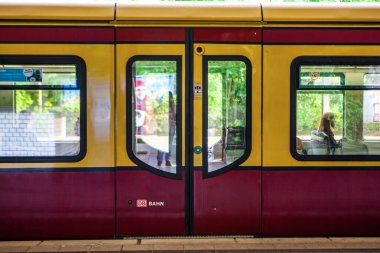 BERLIN - 18 Mayıs 2015 'te Berlin, Almanya' da U-Bahn metro istasyonuna çarptırılmış. Berlin U-Bahn, Almanya 'nın 146 km uzunluğundaki en kapsamlı yeraltı şebekesidir..