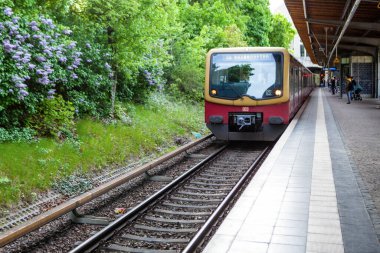 BERLIN - 18 Mayıs 2015 'te Berlin, Almanya' da U-Bahn metro istasyonuna çarptırılmış. Berlin U-Bahn, Almanya 'nın 146 km uzunluğundaki en kapsamlı yeraltı şebekesidir..