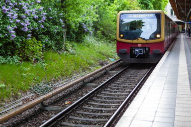 BERLIN - 18 Mayıs 2015 'te Berlin, Almanya' da U-Bahn metro istasyonuna çarptırılmış. Berlin U-Bahn, Almanya 'nın 146 km uzunluğundaki en kapsamlı yeraltı şebekesidir..