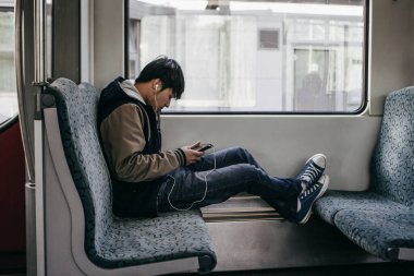 Berlin, Almanya - 4 Haziran 2015: Berlin, Almanya 'daki metro istasyonunda metro treni yolcuları (U-Bahn).