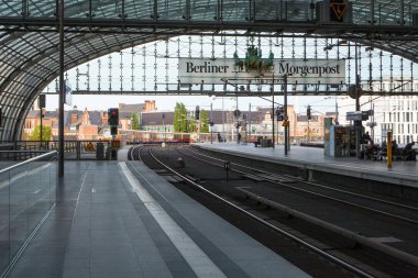 Berlin, Almanya - 18 Mayıs 2015: Berlin tren istasyonu (Hauptbahnhof) 18 Mayıs 2015 tarihinde Berlin, Almanya. Kasabanın ana tren istasyonu ve Avrupa 'nın en büyük sınır kapısı.