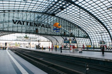 Berlin, Almanya - 18 Mayıs 2015: Berlin tren istasyonu (Hauptbahnhof) 18 Mayıs 2015 tarihinde Berlin, Almanya. Kasabanın ana tren istasyonu ve Avrupa 'nın en büyük sınır kapısı.