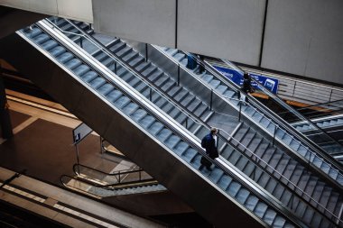Berlin, Almanya - 18 Mayıs 2015: Berlin merkez istasyonu (Hauptbahnhof) - yürüyen merdiven 18 Mayıs 2015, Berlin, Almanya. Kasabanın ana tren istasyonu ve Avrupa 'nın en büyük sınır kapısı.