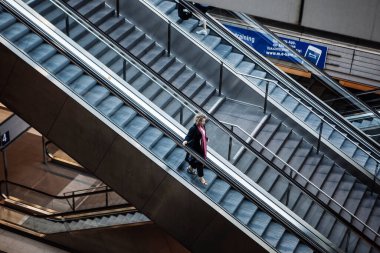Berlin, Almanya - 18 Mayıs 2015: Berlin merkez istasyonu (Hauptbahnhof) - yürüyen merdiven 18 Mayıs 2015, Berlin, Almanya. Kasabanın ana tren istasyonu ve Avrupa 'nın en büyük sınır kapısı.