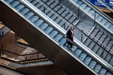 Berlin, Almanya - 18 Mayıs 2015: Berlin merkez istasyonu (Hauptbahnhof) - yürüyen merdiven 18 Mayıs 2015, Berlin, Almanya. Kasabanın ana tren istasyonu ve Avrupa 'nın en büyük sınır kapısı.
