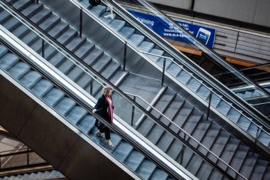 Berlin, Almanya - 18 Mayıs 2015: Berlin merkez istasyonu (Hauptbahnhof) - yürüyen merdiven 18 Mayıs 2015, Berlin, Almanya. Kasabanın ana tren istasyonu ve Avrupa 'nın en büyük sınır kapısı.