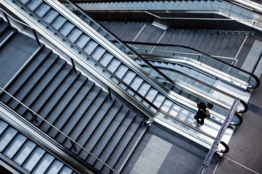 Berlin, Almanya - 18 Mayıs 2015: Berlin merkez istasyonu (Hauptbahnhof) - yürüyen merdiven 18 Mayıs 2015, Berlin, Almanya. Kasabanın ana tren istasyonu ve Avrupa 'nın en büyük sınır kapısı.