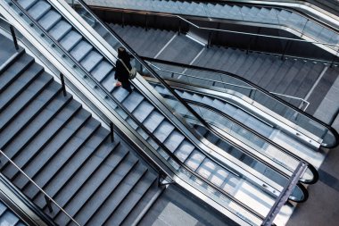 Berlin, Almanya - 18 Mayıs 2015: Berlin merkez istasyonu (Hauptbahnhof) - yürüyen merdiven 18 Mayıs 2015, Berlin, Almanya. Kasabanın ana tren istasyonu ve Avrupa 'nın en büyük sınır kapısı.