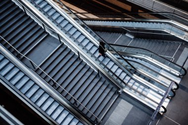 Berlin, Almanya - 18 Mayıs 2015: Berlin merkez istasyonu (Hauptbahnhof) - yürüyen merdiven 18 Mayıs 2015, Berlin, Almanya. Kasabanın ana tren istasyonu ve Avrupa 'nın en büyük sınır kapısı.