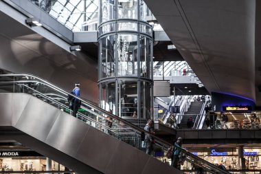 Berlin, Almanya - 18 Mayıs 2015: Berlin tren istasyonu (Hauptbahnhof) 18 Mayıs 2015 tarihinde Berlin, Almanya. Kasabanın ana tren istasyonu ve Avrupa 'nın en büyük sınır kapısı.