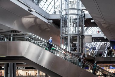 Berlin, Almanya - 18 Mayıs 2015: Berlin tren istasyonu (Hauptbahnhof) 18 Mayıs 2015 tarihinde Berlin, Almanya. Kasabanın ana tren istasyonu ve Avrupa 'nın en büyük sınır kapısı.