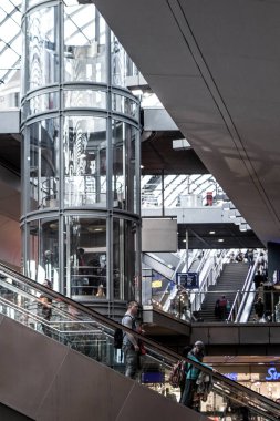 Berlin, Almanya - 18 Mayıs 2015: Berlin tren istasyonu (Hauptbahnhof) 18 Mayıs 2015 tarihinde Berlin, Almanya. Kasabanın ana tren istasyonu ve Avrupa 'nın en büyük sınır kapısı.