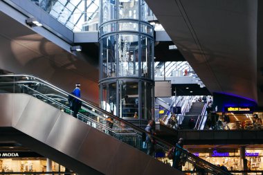 Berlin, Almanya - 18 Mayıs 2015: Berlin tren istasyonu (Hauptbahnhof) 18 Mayıs 2015 tarihinde Berlin, Almanya. Kasabanın ana tren istasyonu ve Avrupa 'nın en büyük sınır kapısı.