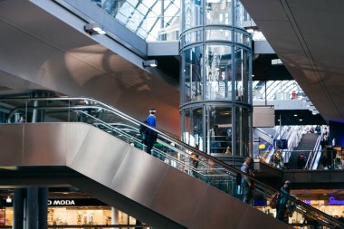 Berlin, Almanya - 18 Mayıs 2015: Berlin tren istasyonu (Hauptbahnhof) 18 Mayıs 2015 tarihinde Berlin, Almanya. Kasabanın ana tren istasyonu ve Avrupa 'nın en büyük sınır kapısı.