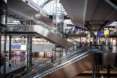 Berlin, Almanya - 18 Mayıs 2015: Berlin tren istasyonu (Hauptbahnhof) 18 Mayıs 2015 tarihinde Berlin, Almanya. Kasabanın ana tren istasyonu ve Avrupa 'nın en büyük sınır kapısı.