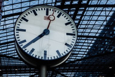 Berlin, Almanya - 18 Mayıs 2015: Berlin tren istasyonu (Hauptbahnhof) 18 Mayıs 2015 tarihinde Berlin, Almanya. Kasabanın ana tren istasyonu ve Avrupa 'nın en büyük sınır kapısı.