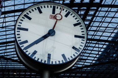 Berlin, Almanya - 18 Mayıs 2015: Berlin tren istasyonu (Hauptbahnhof) 18 Mayıs 2015 tarihinde Berlin, Almanya. Kasabanın ana tren istasyonu ve Avrupa 'nın en büyük sınır kapısı.