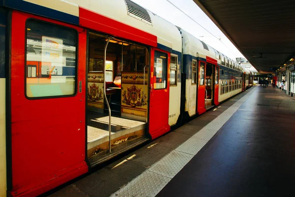 法国巴黎 2016年10月7日 位于凡尔赛港的Stif地铁站 列车抵达车站 乘客离开电车 — 图库照片