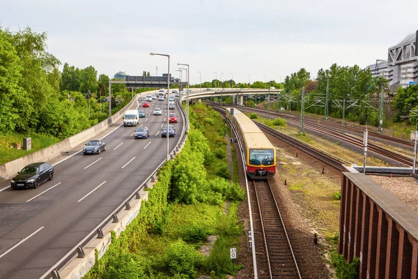 5月18日 2015年5月18日 列车运行在德国柏林的U Bahn地铁站 柏林地铁 Berlin Bahn 是德国最大的地下网络 全长146公里 — 图库照片