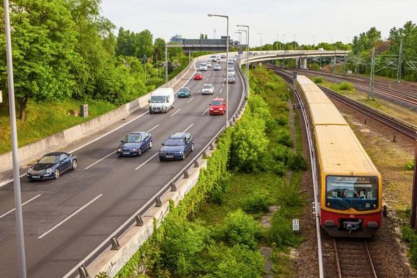 5月18日 2015年5月18日 列车运行在德国柏林的U Bahn地铁站 柏林地铁 Berlin Bahn 是德国最大的地下网络 全长146公里 — 图库照片