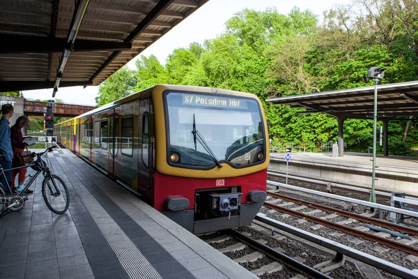 Berlín Mayo Tren Léctrico Llegado Estación Metro Bahn Mayo 2015 — Foto de Stock