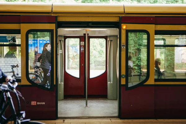 Berlin Maj Lektryczny Pociąg Przybył Stację Metra Bahn Maja 2015 — Zdjęcie stockowe
