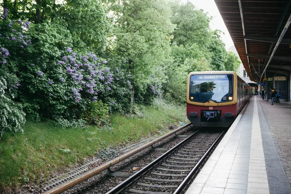 Berlino Maggio Treno Della Metropolitana Arrivato Alla Stazione Della Metropolitana — Foto Stock