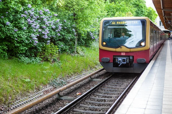 5月18日 2015年5月18日 列车运行在德国柏林的U Bahn地铁站 柏林地铁 Berlin Bahn 是德国最大的地下网络 全长146公里 — 图库照片