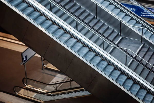 Berlín Alemania Mayo 2015 Estación Central Berlín Hauptbahnhof Escaleras Mecánicas —  Fotos de Stock
