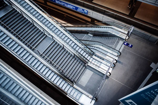 Berlín Alemania Mayo 2015 Estación Central Berlín Hauptbahnhof Escaleras Mecánicas —  Fotos de Stock