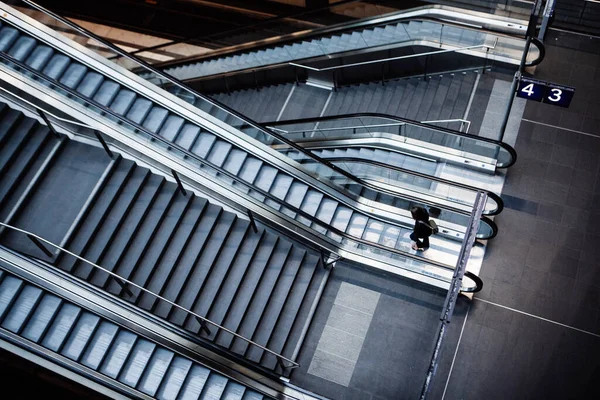 Berlín Alemania Mayo 2015 Estación Central Berlín Hauptbahnhof Escaleras Mecánicas —  Fotos de Stock