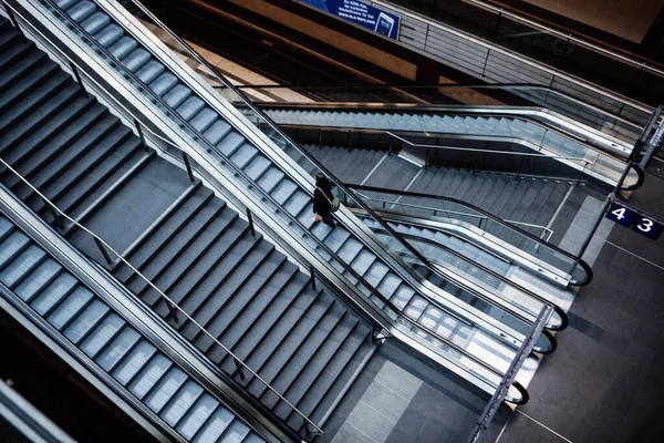 ベルリン ドイツ 2015年5月18日 ベルリンの中央駅 Hauptbahnhof エスカレーター2015年5月18日 ドイツのベルリン 町内の主要鉄道駅とヨーロッパ最大の交差点駅 — ストック写真