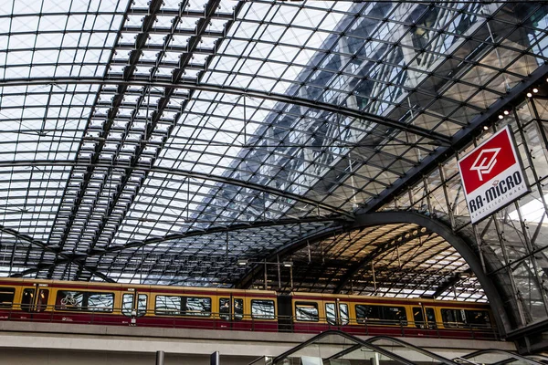 ベルリン ドイツ 2015年5月18日 ベルリン駅 Hauptbahnh 2015年5月18日にドイツのベルリンにある駅 町内の主要鉄道駅とヨーロッパ最大の交差点駅 — ストック写真