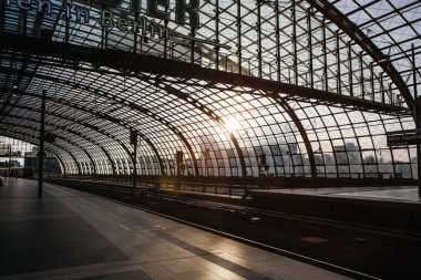 Berlin, Almanya - 18 Mayıs 2015: Berlin tren istasyonu (Hauptbahnhof) 18 Mayıs 2015 tarihinde Berlin, Almanya. Kasabanın ana tren istasyonu ve Avrupa 'nın en büyük sınır kapısı.