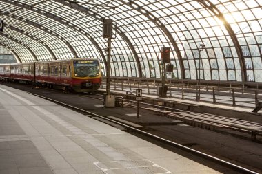 Berlin, Almanya - 18 Mayıs 2015: Berlin tren istasyonu (Hauptbahnhof) 18 Mayıs 2015 tarihinde Berlin, Almanya. Kasabanın ana tren istasyonu ve Avrupa 'nın en büyük sınır kapısı.