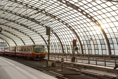 Berlin, Almanya - 18 Mayıs 2015: Berlin tren istasyonu (Hauptbahnhof) 18 Mayıs 2015 tarihinde Berlin, Almanya. Kasabanın ana tren istasyonu ve Avrupa 'nın en büyük sınır kapısı.