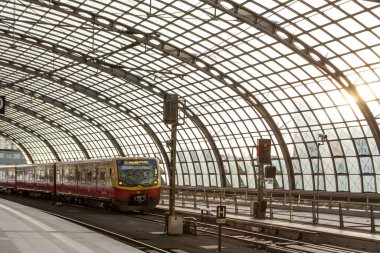 Berlin, Almanya - 18 Mayıs 2015: Berlin tren istasyonu (Hauptbahnhof) 18 Mayıs 2015 tarihinde Berlin, Almanya. Kasabanın ana tren istasyonu ve Avrupa 'nın en büyük sınır kapısı.