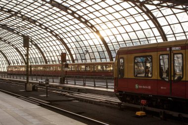 Berlin, Almanya - 18 Mayıs 2015: Berlin tren istasyonu (Hauptbahnhof) 18 Mayıs 2015 tarihinde Berlin, Almanya. Kasabanın ana tren istasyonu ve Avrupa 'nın en büyük sınır kapısı.