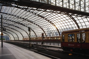 Berlin, Almanya - 18 Mayıs 2015: Berlin tren istasyonu (Hauptbahnhof) 18 Mayıs 2015 tarihinde Berlin, Almanya. Kasabanın ana tren istasyonu ve Avrupa 'nın en büyük sınır kapısı.