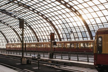 Berlin, Almanya - 18 Mayıs 2015: Berlin tren istasyonu (Hauptbahnhof) 18 Mayıs 2015 tarihinde Berlin, Almanya. Kasabanın ana tren istasyonu ve Avrupa 'nın en büyük sınır kapısı.