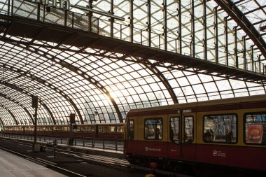 Berlin, Almanya - 18 Mayıs 2015: Berlin tren istasyonu (Hauptbahnhof) 18 Mayıs 2015 tarihinde Berlin, Almanya. Kasabanın ana tren istasyonu ve Avrupa 'nın en büyük sınır kapısı.