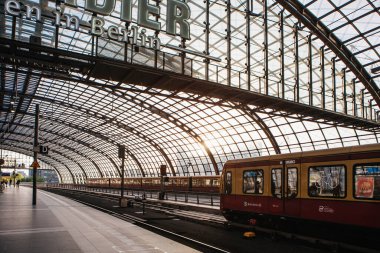 Berlin, Almanya - 18 Mayıs 2015: Berlin tren istasyonu (Hauptbahnhof) 18 Mayıs 2015 tarihinde Berlin, Almanya. Kasabanın ana tren istasyonu ve Avrupa 'nın en büyük sınır kapısı.