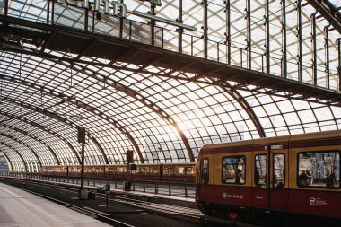 Berlin, Almanya - 18 Mayıs 2015: Berlin tren istasyonu (Hauptbahnhof) 18 Mayıs 2015 tarihinde Berlin, Almanya. Kasabanın ana tren istasyonu ve Avrupa 'nın en büyük sınır kapısı.