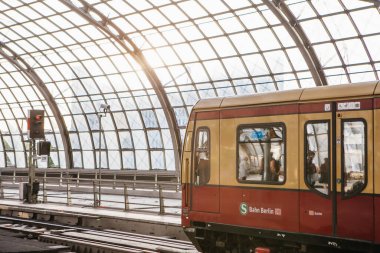 Berlin, Almanya - 18 Mayıs 2015: Berlin tren istasyonu (Hauptbahnhof) 18 Mayıs 2015 tarihinde Berlin, Almanya. Kasabanın ana tren istasyonu ve Avrupa 'nın en büyük sınır kapısı.