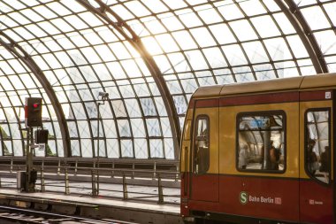 Berlin, Almanya - 18 Mayıs 2015: Berlin tren istasyonu (Hauptbahnhof) 18 Mayıs 2015 tarihinde Berlin, Almanya. Kasabanın ana tren istasyonu ve Avrupa 'nın en büyük sınır kapısı.