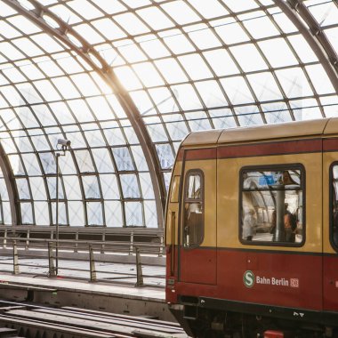 Berlin, Almanya - 18 Mayıs 2015: Berlin tren istasyonu (Hauptbahnhof) 18 Mayıs 2015 tarihinde Berlin, Almanya. Kasabanın ana tren istasyonu ve Avrupa 'nın en büyük sınır kapısı.