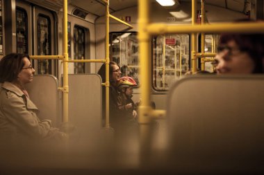 Berlin, Almanya - 4 Haziran 2015: Berlin, Almanya 'daki metro istasyonunda metro treni yolcuları (U-Bahn).