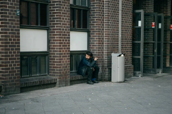 2015年6月3日 一名无家可归者在德国柏林火车站附近的路边休息 — 图库照片