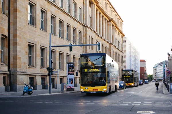 Berlijn Duitsland Mei 2015 Mensen Rijden Een Man Stadsbus Berlijn — Stockfoto